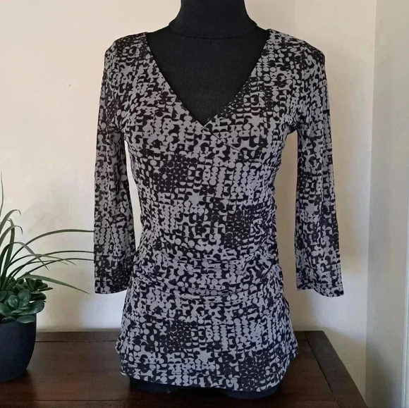 ❤️ Unlisted by Kenneth Cole Wrap Top 3/4 Sleeve Abstract Grey Women's Size Small - Picture 1 of 14